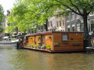 Wasser in der Stadt,; Wasser und Stadt; Hausboot Amsterdam