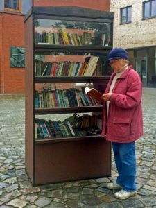 Bücherschrank in Hamburg-Hoheluft. Foto: Claus Friede