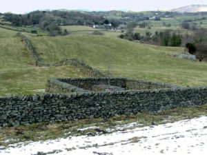 Landschaft: Andy Goldsworthy: sheepfolds near Crook in the Lake District in the winter of 2006. 
