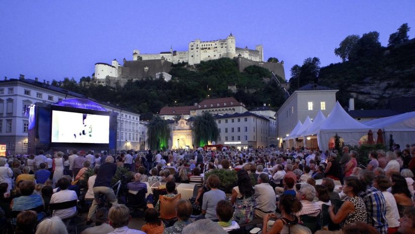 Das Sommerkino in der Salzburger Altstadt zeigt ein ausgewähltes Programm an hochwertigen Filmen. 