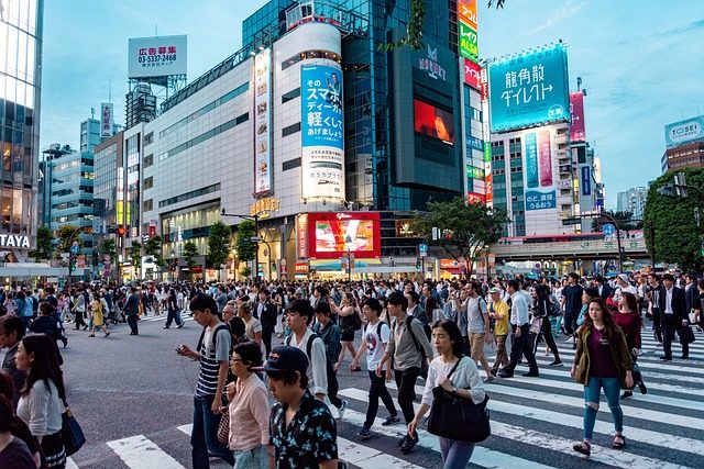 Stadtszene Fußgängerübergang vor Reklame-Hochhäusern in Tokio