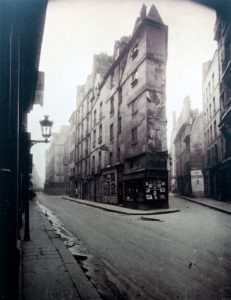 Eugène Atget: Un coin, à gauche la rue de Seine, à droite la rue de l’Échaudé. Abzug um 1924 und 1926. Negativ, 1924. Gemeinfrei