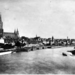 Blick von der Eisenbahnbrücke auf Ulm, 1894. Am Ulmer Donauufer liegen die Badehäuser (StA Ulm, G 7/2.1 Donaufront). Quelle: Stadtarchiv Ulm