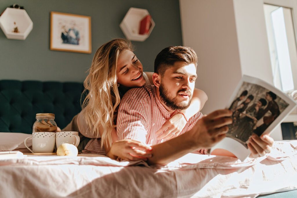 FREEPIK_couple-enjoying-their-morning-tea-with-cookies-while-lying-bed-embracing-man-woman-are-reading-fashion-magazine_WEB