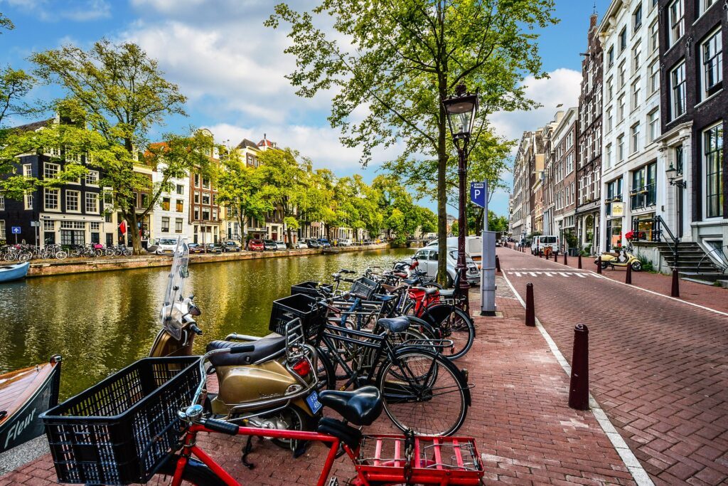 Amsterdam Radabstellplatz an einer Brücke