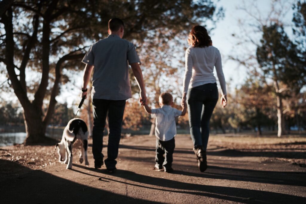 family-stroll_t20_wa3xom