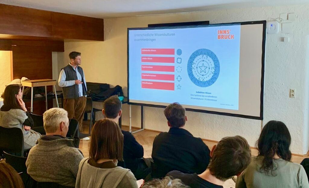 Lukas Weiss, Referatsleiter für BürgerInnenbeteiligung und partizipative Stadtgestaltung der Stadt Innsbruck, bei seiner Präsentation am STAMA-Praxistag. Thema war Partizipative Stadtgestaltung