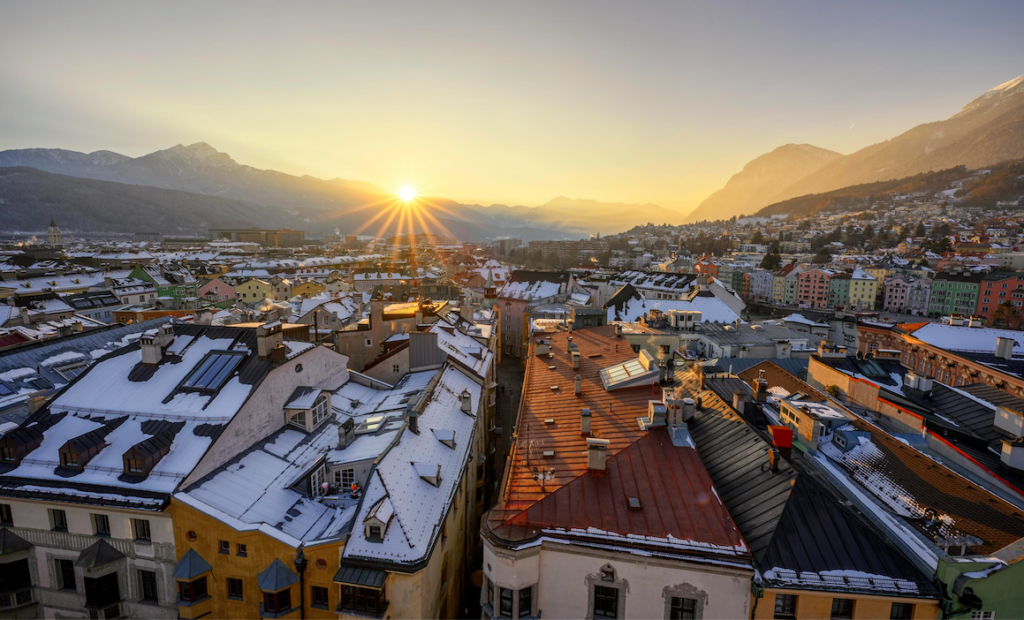 Blick über die Dächer von Innsbruck in der untergehenden Wintersonne