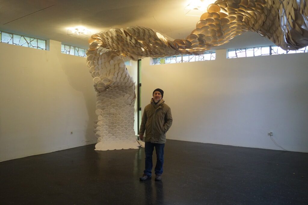 Weißkirchen - Papierinstallation in der Leichenhalle mit Reinhard Jorda