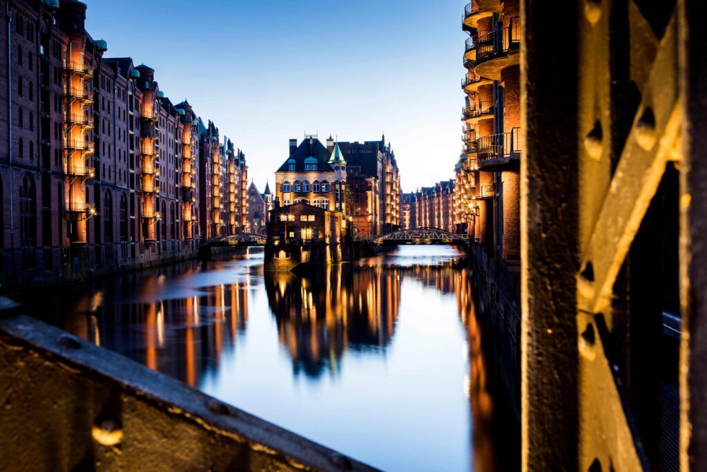 Speicherstadt Hamburg mit gelungenem Beleuchtungskonzept für das Blogthema attraktivere Innenstädte
