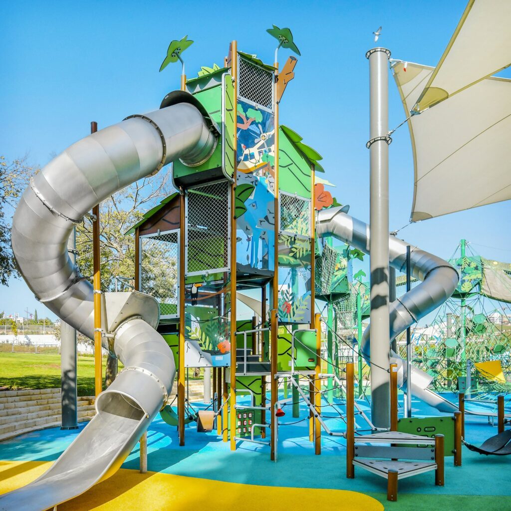 Futuristischer Spielplatz der Firma KOMPAN