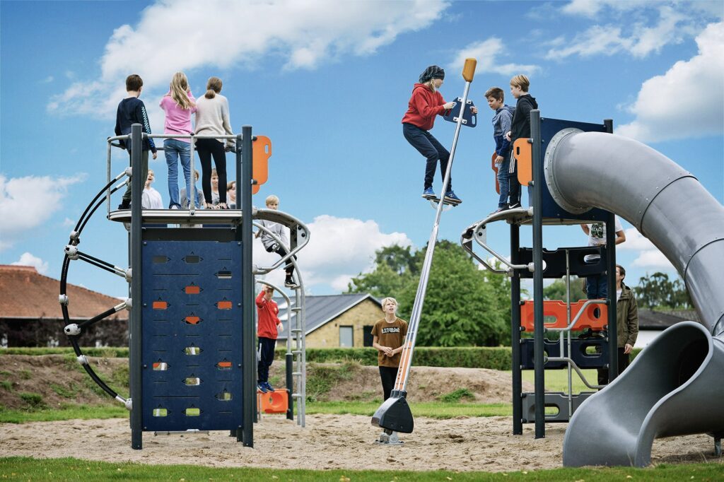 KOMPAN produziert innovative Spielgeräte für Jugendliche