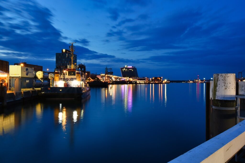 Der Hafen der norddeutschen Stadt Kiel am Abend