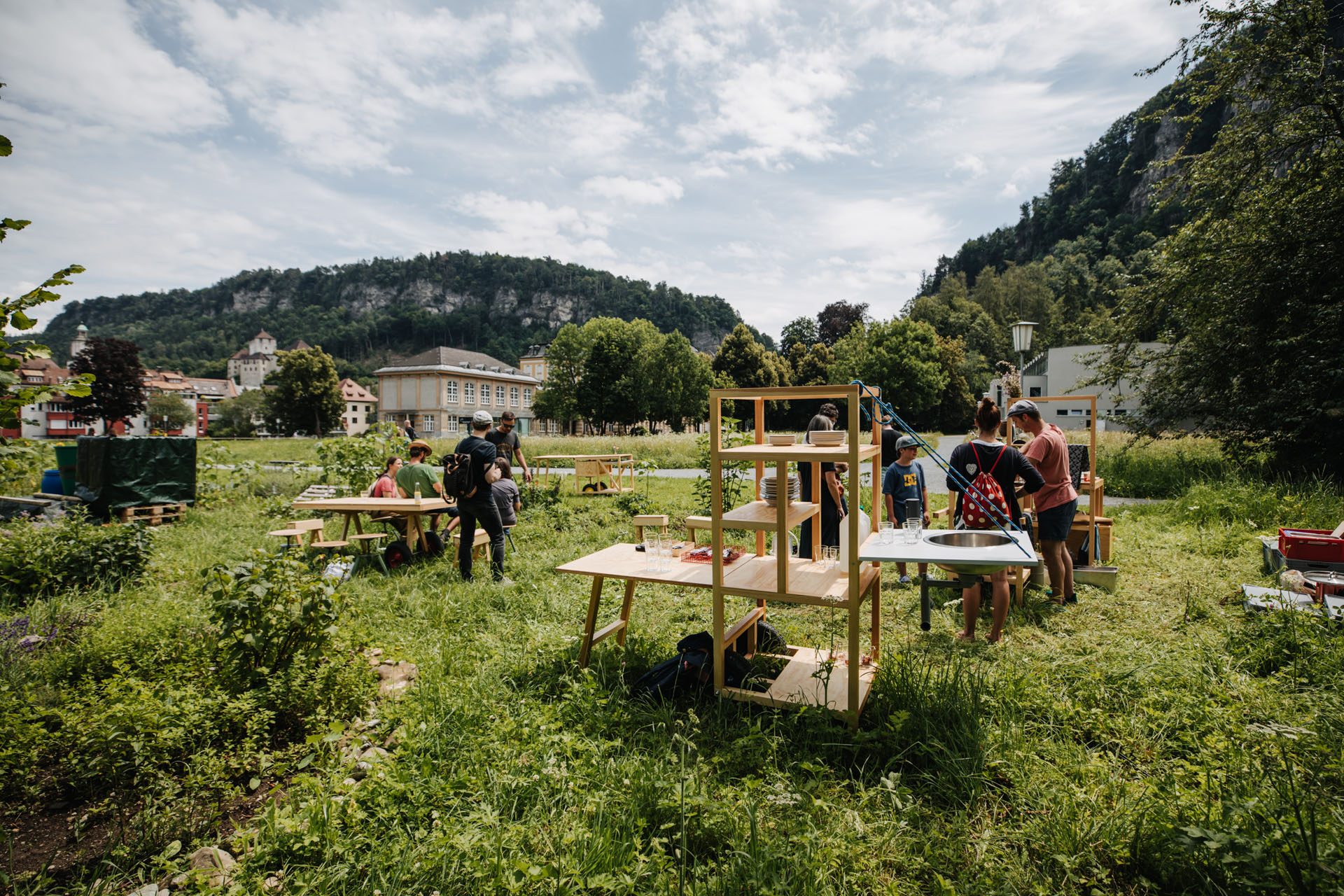 Die mobile Gastfreundschaft der POTENTIALe: Wer sie entdeckt, ist eingeladen: An den verschiedensten Schauplätzen der Stadt Feldkirch wurden in diesem Sommer Neugierige zum gemeinsamen Genuss eingeladen. Zum Einsatz kommen drei Vorarlberger Kochkollektive und zwei fahrbare Küchenelemente. Gastgeber Eugen Fulterer ist gelernter Koch und Theaterwissenschaftler. Das Foto zeigt ein Projekt im Frauenmuseum Hittisau. ©Angela-Lamprecht