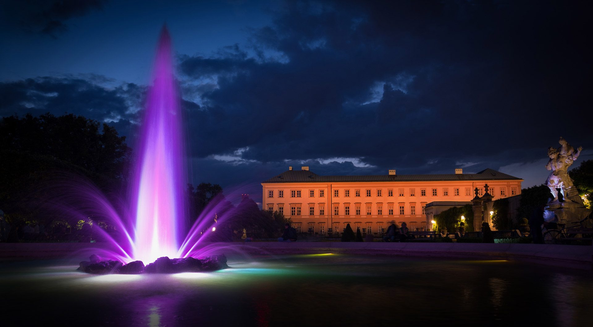 Atmosphärische Beleuchtung des Mirabellbrunnen in Salzburg