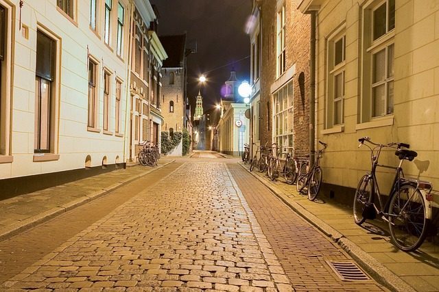 gut ausgeleuchtete Gasse in einer Altstadt