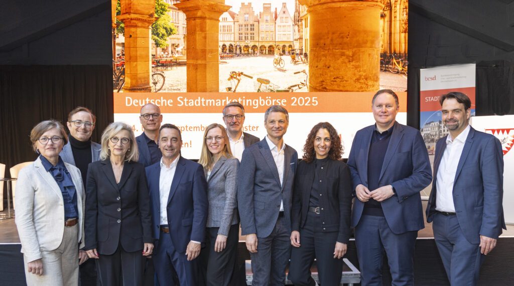 Michael Gsaller und Daniela Limberger beim Dt. Stadtmarketingtag in Kiel, zusammen mit dem Vorstand des BSCMD. April 2025