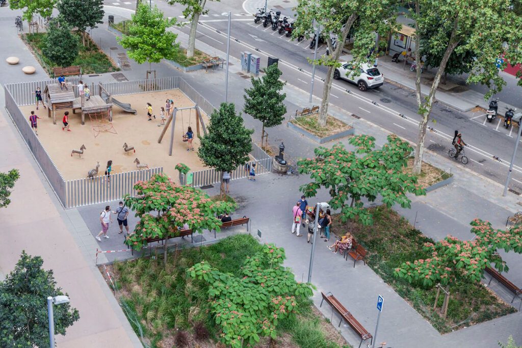 Zwischen den Häusern muss Platz für Leben sein - die menschliche Dimension als ultimatives Maß für gelungene Stadtplanung! Viele europäische Städte beschleunigen den ökologischen Wandel durch die Schaffung von grünen Achsen und Plätzen. Hier ein Spielplatz im Superblock Poblenou in Barcelona
