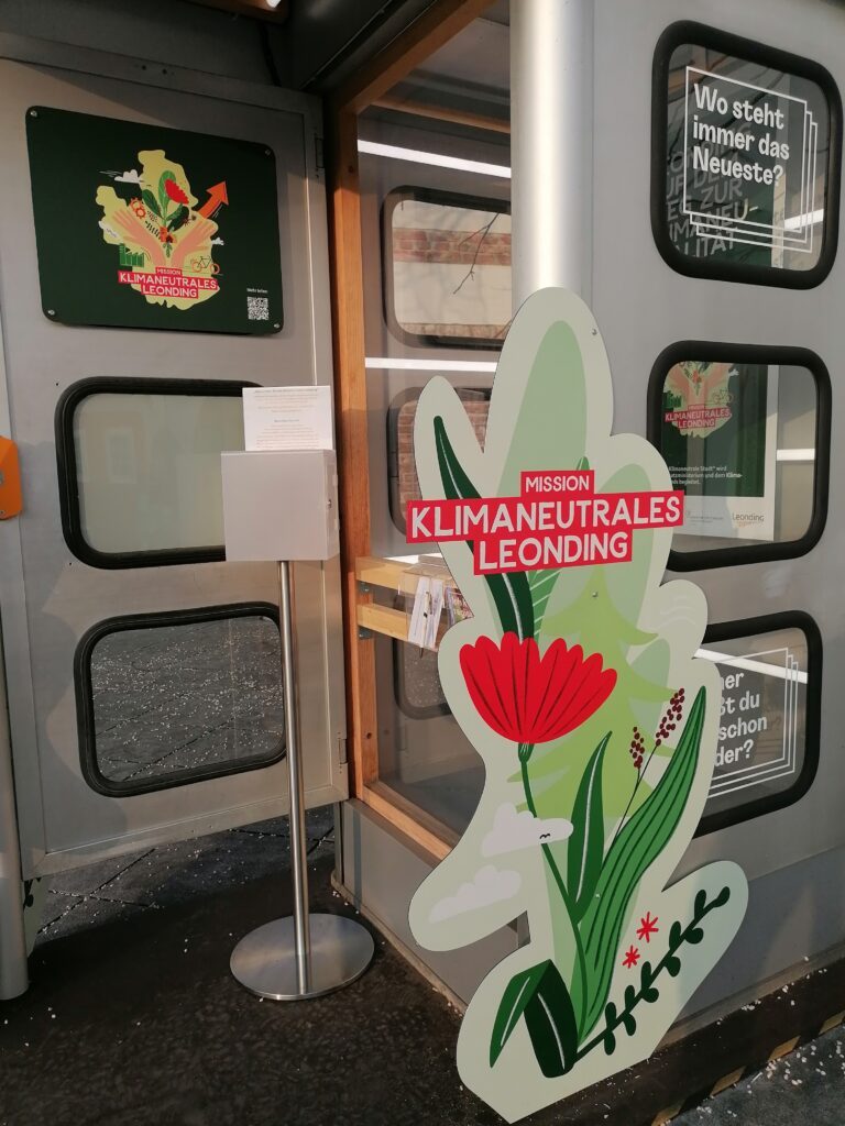 Ein sichtbares Symbol für die breite Beteiligung der Bevölkerung in Leonding ist die "Klimazelle": Eine alte Telefonzelle, die zur interaktiven Informationsplattform umfunktioniert wurde. Hier finden Bürger:innen aktuelle Informationen zum Projekt und können ihre eigenen Ideen für eine klimafitte Stadt einbringen