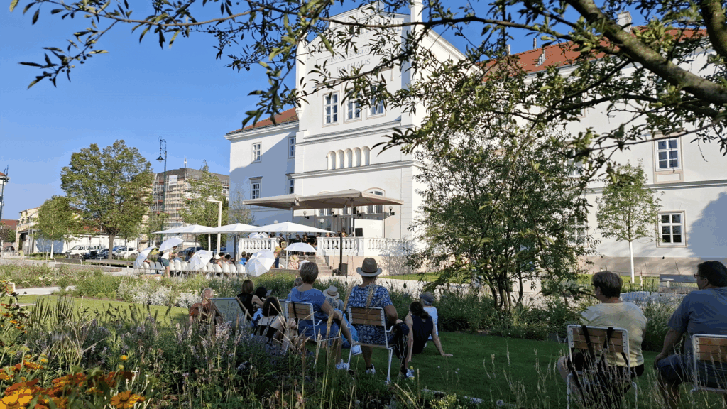 Parkplatzflächen wurden entsiegelt und nach dem Prinzip der „Schwammstadt“ ist in Tulln an der Donau ein klimafitter Park mit Aufenthaltsqualität entstanden