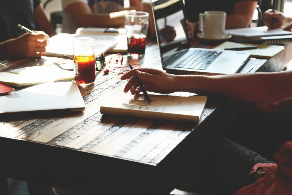 Kooperation und Bündelung der Ressourcen mehrerer Gemeinden erhöht die Cybersicherheit.