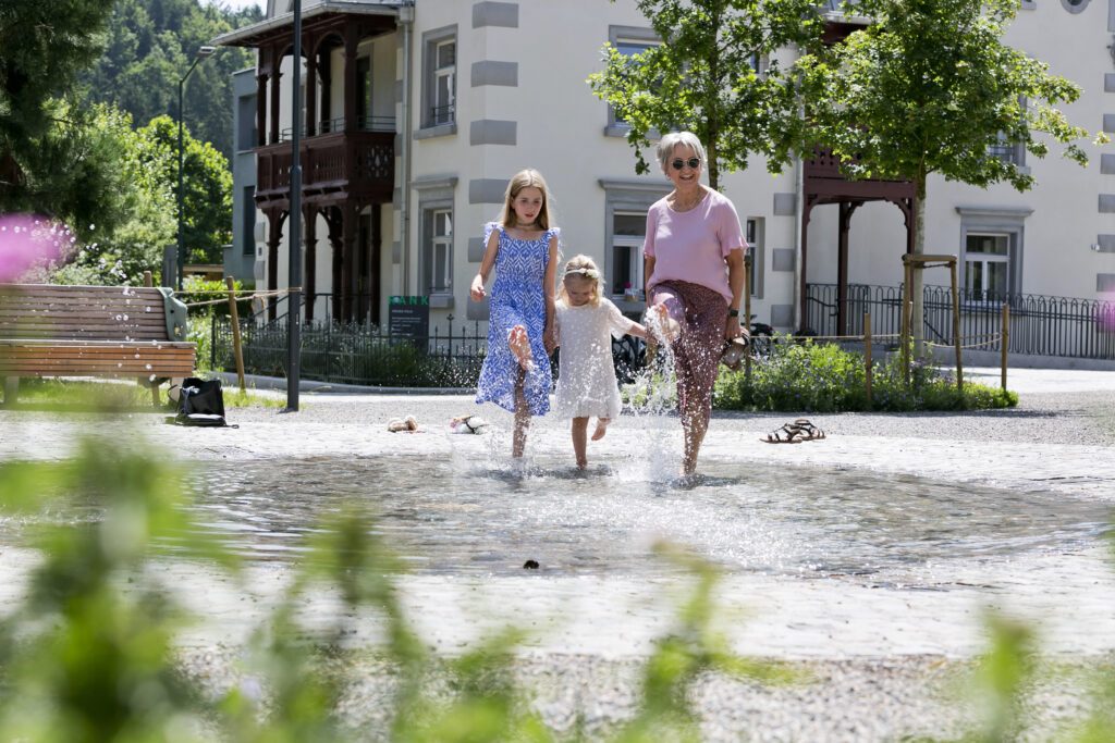 Rankweil am 13.6.2025 Villa Haeusle Park Brunnen Hochzeitsgesellschaft