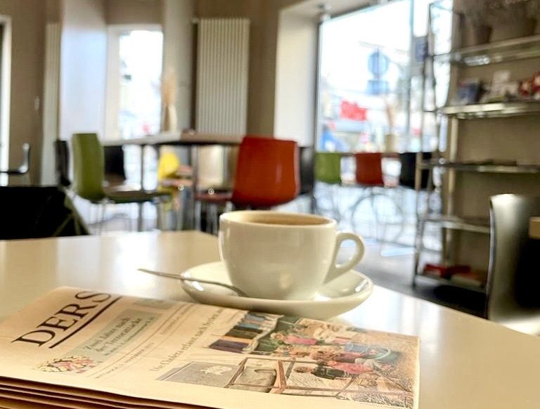 Cafe und Zeitung (c) JW